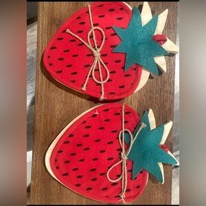 Kitchy Strawberry Cutting Board Hot Pad Salt Pepper Shakers Cutting Board is New